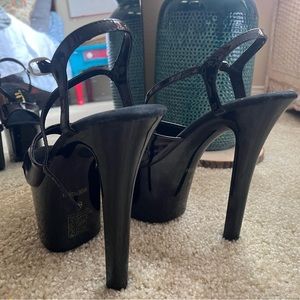 NEVER BEEN WORN….. Ellie Black Faux Patent Leather Platform Heel.